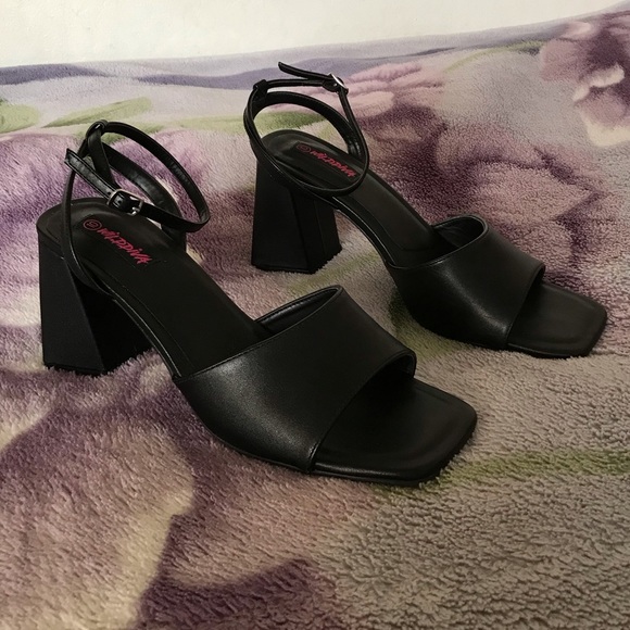 Wild Diva Ankle Strap Block Heeled Sandal - Picture 2 of 10